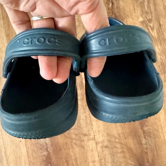 CROCS Navy Sandals size Men 7 Women 8.5–9 - Picture 4 of 5